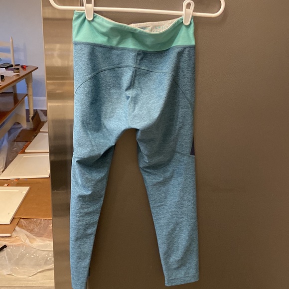 Outdoor Voices Small 3/4 Warmup/Textured Compression Leggings - Picture 3 of 5